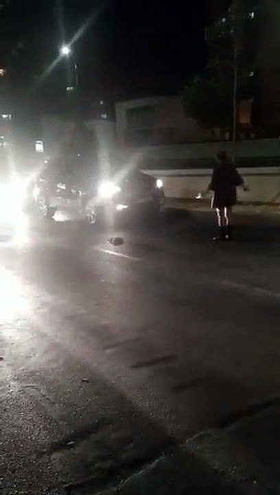 Un automobiliste trouve une solution contre une manifestante qui bloque l'autoroute