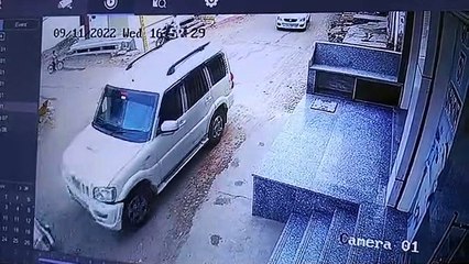 लाठी सरियों से लैस युवकों ने एक युवक के हाथ पैर तोड़े