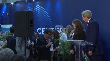 " Vous travaillez avec des pollueurs !": Un militant écologiste interrompt le discours de John Kerry à la COP27