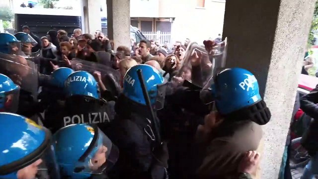 Padova, scontri con la polizia durante lo sgombero di appartementi Ater occupati