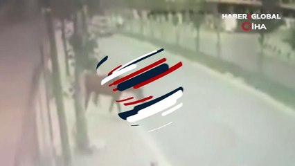 Sancaktepe'de ilginç kaza anı... Ata motosiklet çarptı