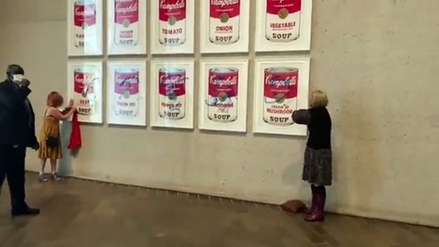 Ativistas pelo clima riscam e colam-se a obra de Andy Warhol na Austrália