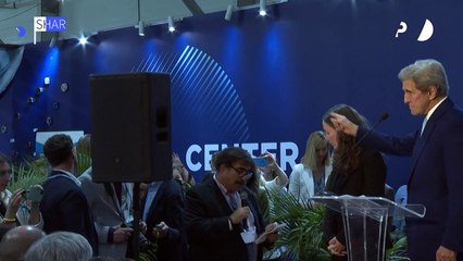 Tải video: Climate activist interrupts US climate envoy John Kerry's speech at COP27