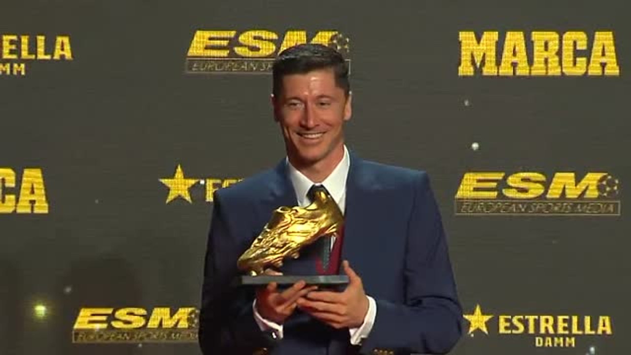 Lewandowski recibe la Bota de Oro y explica su gesto tras ser expulsado en Pamplona