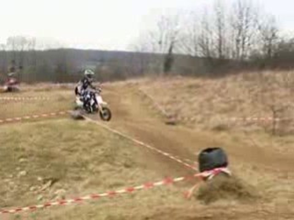 Joli saut en dirt bike.