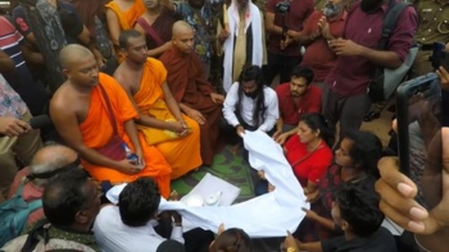 Tensa protesta contra la muerte y las detenciones de activistas en Sri Lanka