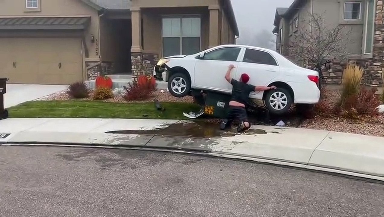 Il a crashé sa voiture et ce n'est pas difficile de comprendre pourquoi