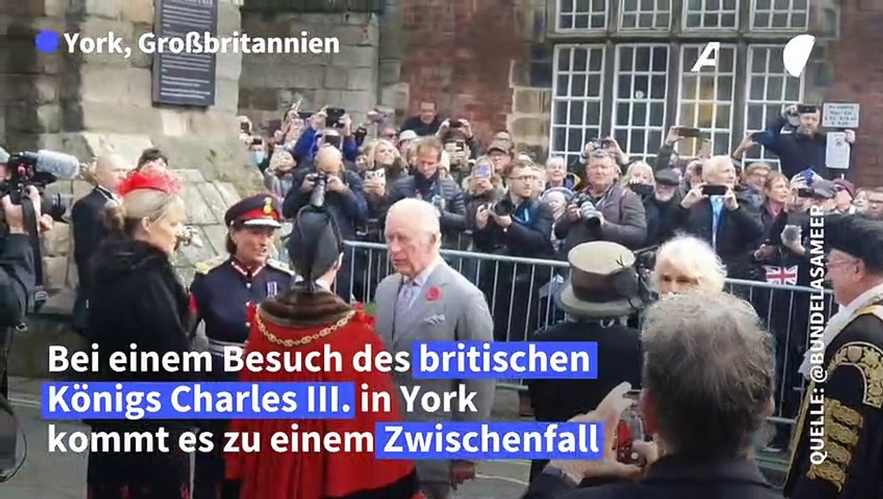 Mann wirft Eier Richtung König Charles III.