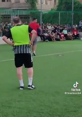 Djamel Belmadi lors d’un match de quartier hier à Mostaganem, la ville natale de ses parents !