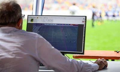 "فيفا" يعلن اختبار تقنية جديدة نصف آلية لكشف التسلل في "كأس العرب"