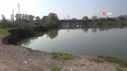 3 mahallenin bağlantısını sağlayan yolun yarısını nehir yuttu