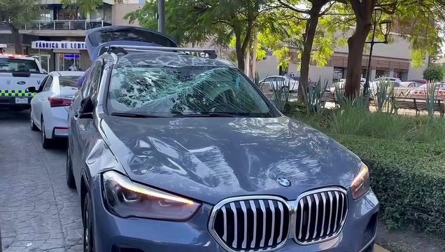 Aparatoso percance vial dejó un vehículo volcado en la Glorieta de La Minerva