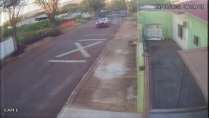 Câmera flagra acidente entre trem e carro na Vila Nova