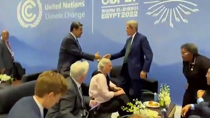 John Kerry, başına 15 milyon dolar ödül koydukları Maduro'nun önünde ceketini ilikledi