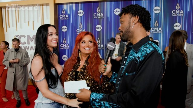 Katy Perry & Wynonna Judd Meet For The First Time On The Red Carpet, Talk About Music Legends, Beauty Secrets & More | CMA Awards 2022