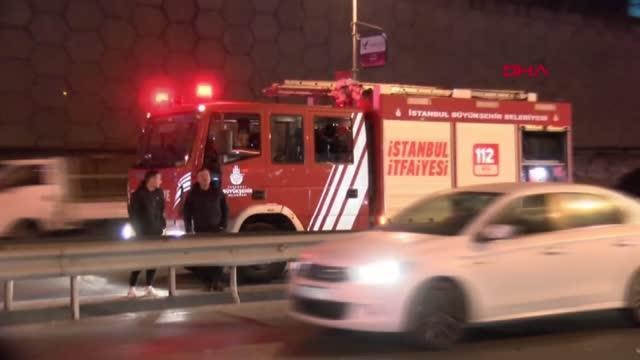 İSTANBUL-ÇEKMEKÖY'DE HAFİF TİCARİ ARACA OTOMOBİL ÇARPTI: 1 YARALI