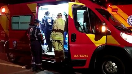 Jovens ficam em estado grave após motocicleta colidir contra muro, no bairro Cancelli