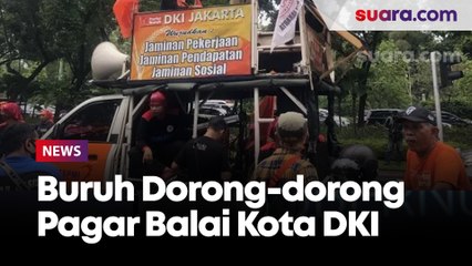 Tuntut Naik Upah, Para Buruh Mulai Dorong-dorong Pagar Balai Kota DKI Jakarta
