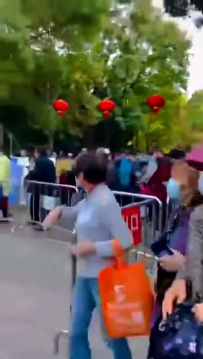 上海人民公园6日出现“阳了”的消息，众人担心闭园急着撤离，拼命往门口窜逃的画面令人触目惊心。