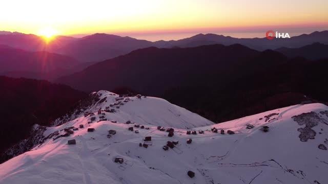 Beyaza bürünen 'Klaskur Yaylası' gün batımında böyle görüntülendi