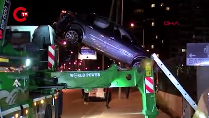 Zeytinburnu'nda iki otomobil dereye uçtu: 4 kişi itfaiye ile kurtarıldı