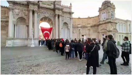 İstanbullular Dolmabahçe Sarayı'na akın ediyor