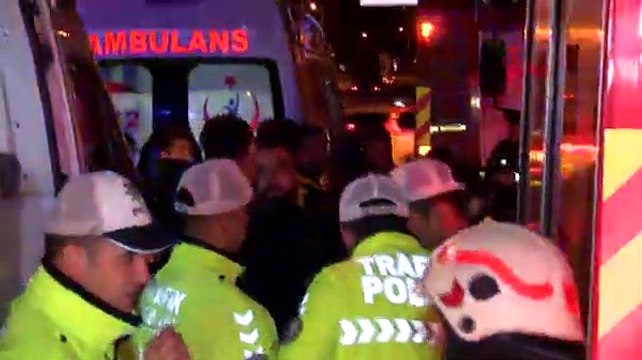 İki otomobil dereye uçtu; 4 kişi dereden itfaiye tarafından çıkarıldı