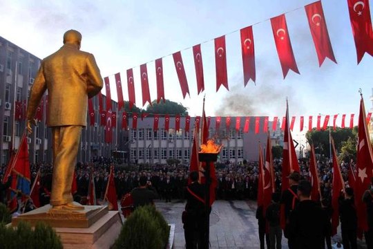 Dolmabahçe Sarayı önünde dalış yapan dalgıçlar su altında Atatürk posteri açtı