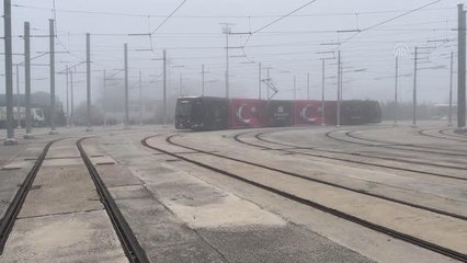Saat 09.05'de duran tramvaydaki yolcular saygı duruşunda bulunarak Atatürk'ü andı
