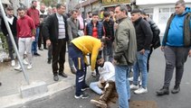 Koşarak yanına gidip yumruk attığı kişinin bıçaklı saldırısına uğradı: O anlar kameraya yansıdı