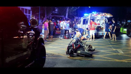 วินาทีจักรยานยนต์ชนเก๋งแยกวัดใจลอยตีลังกากระแทกพื้นสาหัส (มีคลิป)