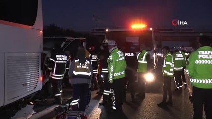 Turistleri taşıyan tur otobüsünün şoförü, iki araç arasında kalarak can verdi