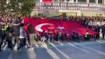 Beşiktaş Meydanı'nda Atatürk'ü anarken hüngür hüngür ağladı, çevredekiler teselli etti