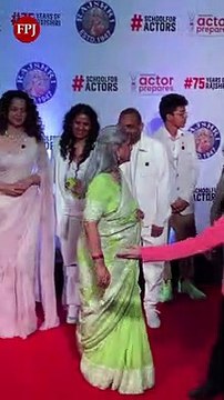 Jaya Bachchan ignores Kangana Ranaut at Uunchai screening, walks away as latter says 'hello'