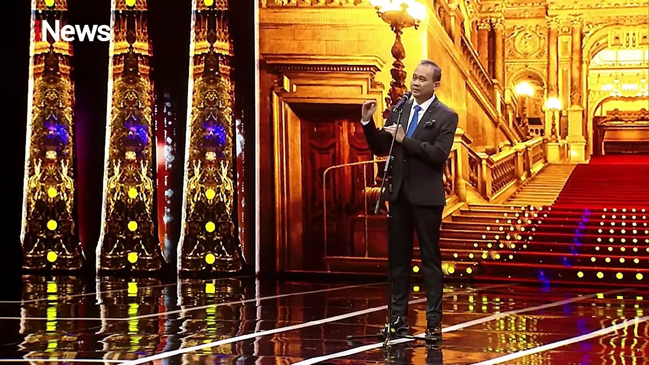 Jokowi Presiden Indonesia ikut tertawa mendengar Stand Up Komedi dari  Cak Lontong  pada acara HUT PERINDO