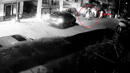 Fren yerine gaza bastığı otomobiliyle oğluna çarptı; kaza kamerada