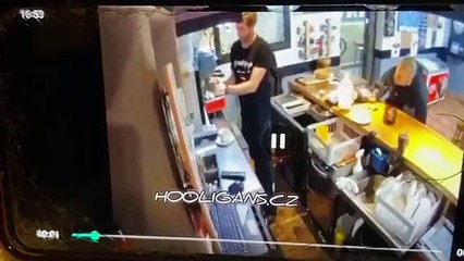 Así fue la entrada de los ultras radicales del Barça en el bar de Pamplona / TWITTER