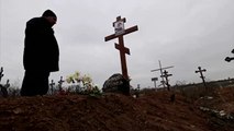 Los ciudadanos de Mariúpol lloran la muerte de sus seres queridos