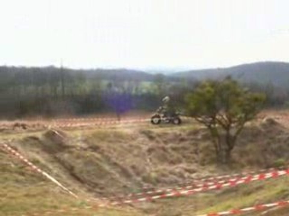 Joli saut en quad smc 250.