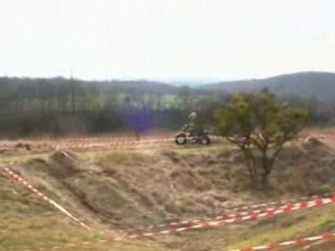 Joli saut en quad smc 250.