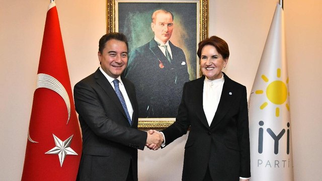 Akşener, Babacan'ı, İYİ Parti Genel Merkezi'ndeki makamında kabul etti
