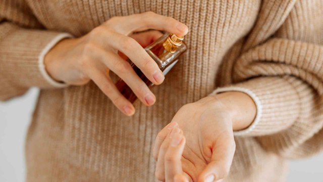 Beauty-Tricks: Mit diesen Tipps hält dein Lieblingsparfüm stundenlang!