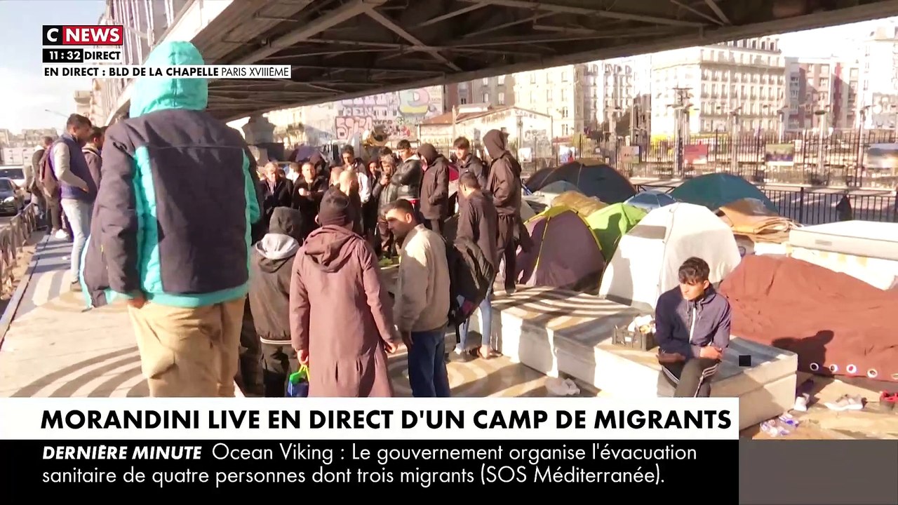 Ali, jeune réfugié afghan, montre en direct dans une édition spéciale de "Morandini Live" ses conditions de vie de migrants, sous un pont et dans le froid boulevard de La Chapelle - VIDEO