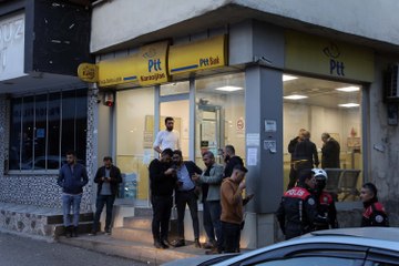 Silahlarla gelip postaneyi soydular