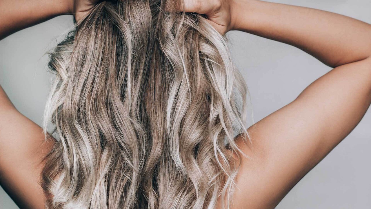 Blonde Haare: Darauf müsst ihr bei der Pflege achten