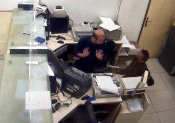 Silahı gören görevli tomar tomar parayı kendi elleriyle doldurup verdi! O anlar kamerada