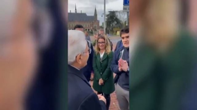 Mattarella a L'Aia saluta studenti: Grazie per quanto fate qui
