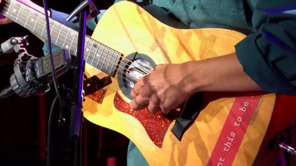 Dermott Kennedy interprète  " Power over me " dans le Grand Studio RTL