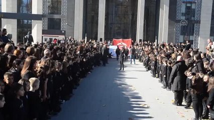 Kütahya'da 900 kişilik koro, meydanda seslendirdikleri şarkıyla Atatürk'ü andı