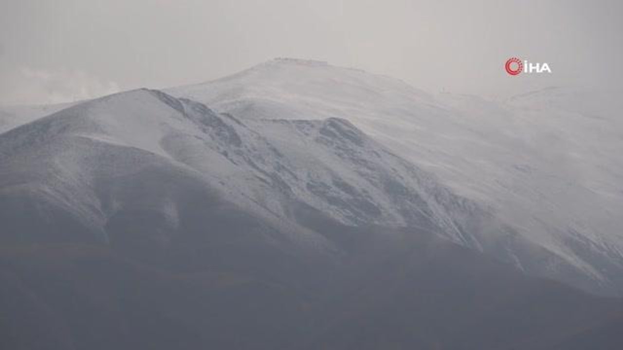 Yüksekova'nın Cilo Dağları beyaza bürünürken, ova ise sonbahar güzelliği yaşıyor